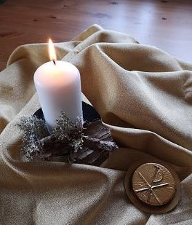 Brennende Kerze und Ziborium, in dem die Hostien für die Krankenkommunion aufbewahrt werden (c) Ulrich Apelt Brennende Kerze und Ziborium, in dem die Hostien für die Krankenkommunion aufbewahrt werden